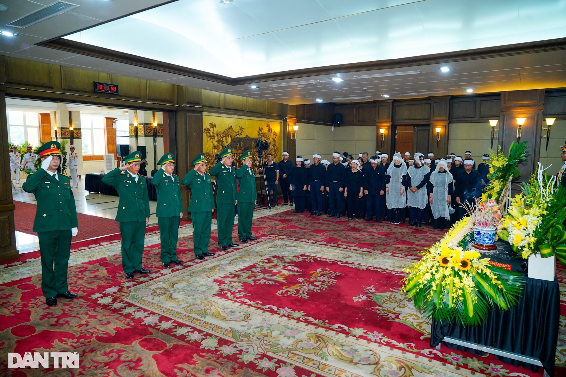 Nhiều đoàn người nối nhau chờ vào viếng Phó Thủ tướng Lê Văn Thành - 8 Nhiều đoàn người nối nhau chờ vào viếng Phó Thủ tướng Lê Văn Thành - 8
