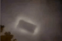 Xôn xao vật thể lạ hình chữ nhật trên bầu trời Trung Quốc