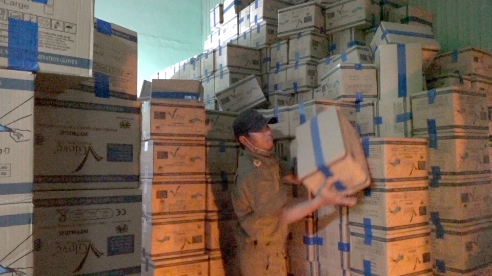 Phát hiện gần 4 triệu găng tay kém chất lượng trong nhà kho ở Sài Gòn - 2 Phát hiện gần 4 triệu găng tay kém chất lượng trong nhà kho ở Sài Gòn - 2