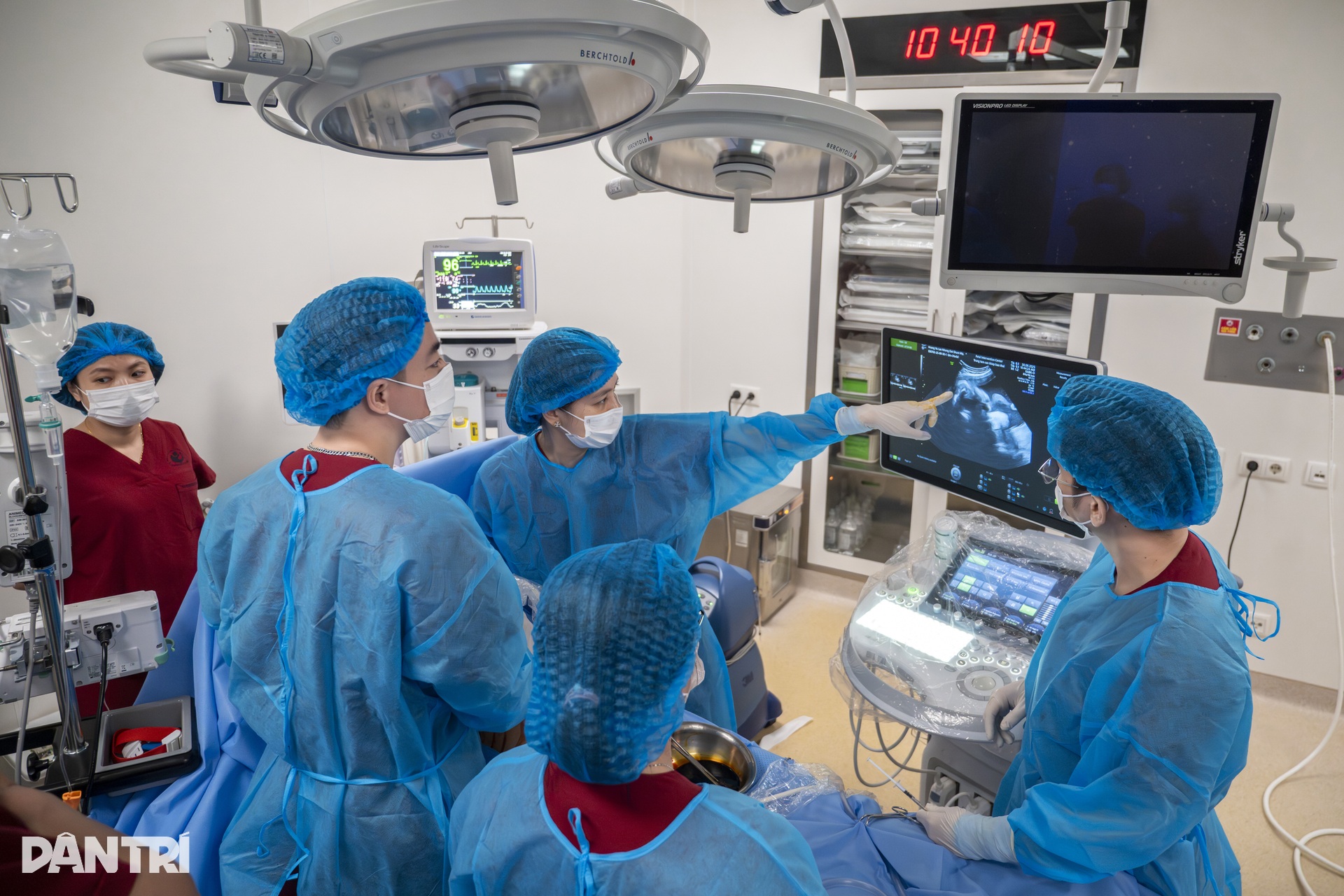 Doktor menggunakan jarum sebagai benang untuk menyelamatkan Bác sĩ dùng kim như sợi chỉ cứu “thiên thần” tràn dịch phổi trong bụng mẹ - 7