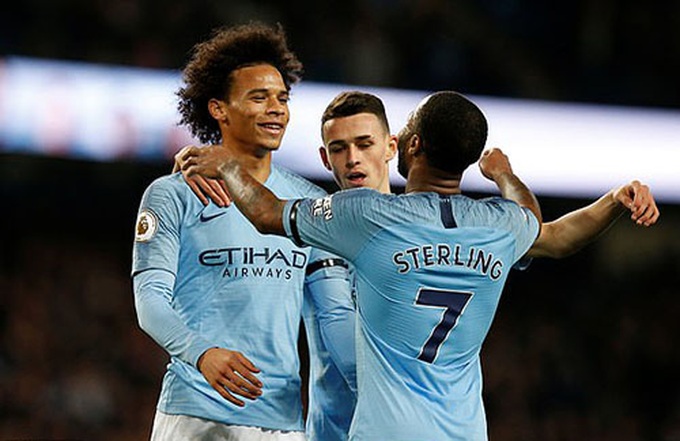 Hai mũi tấn công biên của Man City là Sane và Sterling quá nguy hiểm. Ảnh: Reuters.
