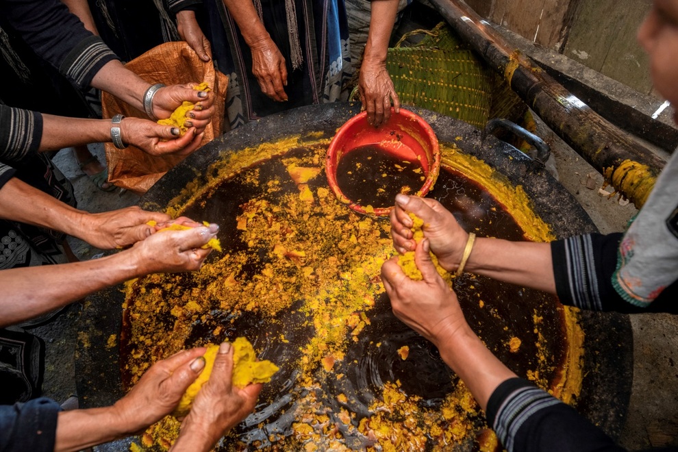 Chiêm ngưỡng những tổ ong khoái khổng lồ bám đầy vách núi đá ở Cao Bằng - 8 Chiêm ngưỡng những tổ ong khoái khổng lồ bám đầy vách núi đá ở Cao Bằng - 8