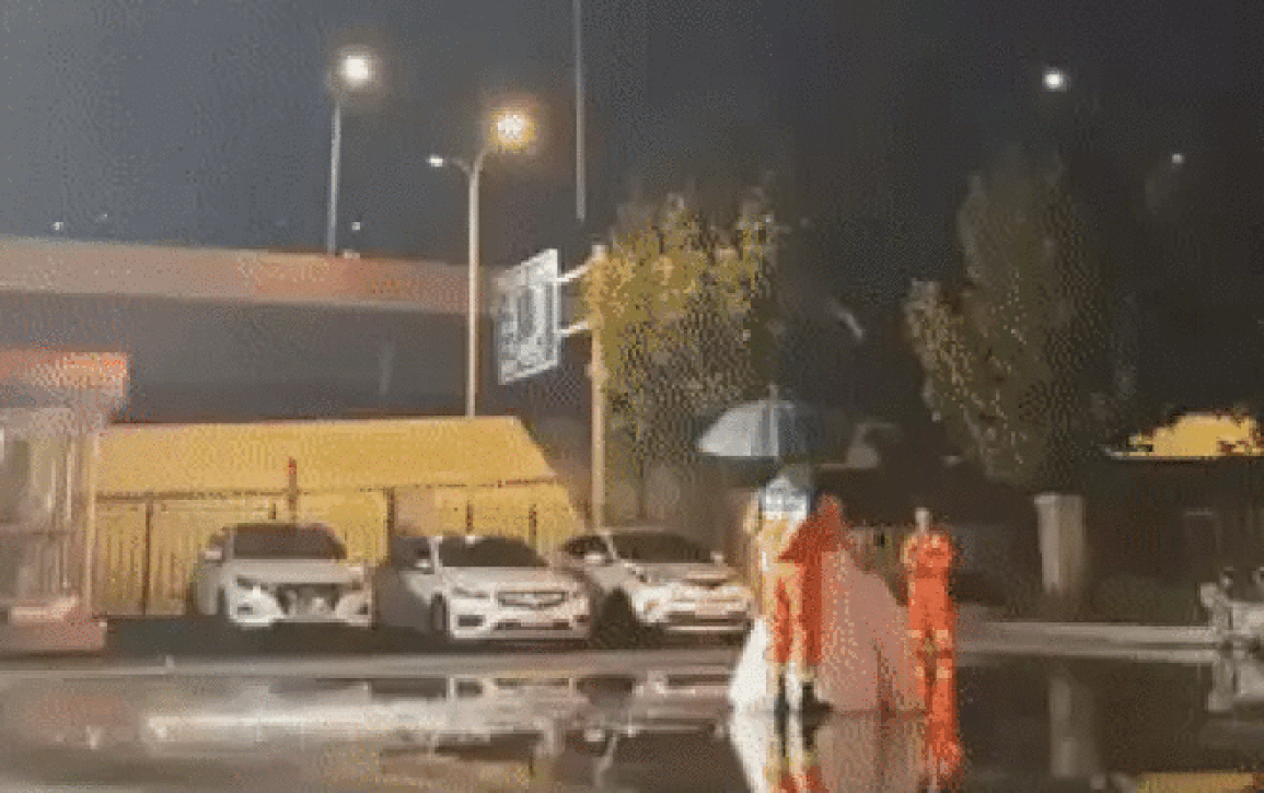Sự cố của lính cứu hỏa với màn chụp ảnh cưới dưới mưa - 2 Sự cố của lính cứu hỏa với màn chụp ảnh cưới dưới mưa - 2