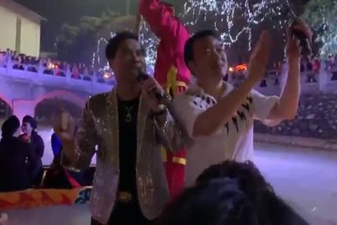 Ngọc Sơn trổ tài hát quan họ