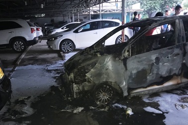 Một ô tô bốc cháy, hàng chục xe khác bị "đe dọa"