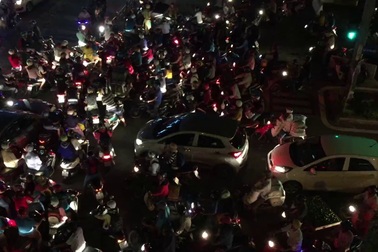 Cửa ngõ Sài Gòn ùn ứ nghiêm trọng, CSGT “căng mình” điều tiết