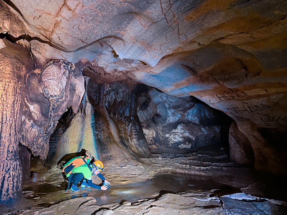 Cô gái Ê- Đê hơn 120 lần chinh phục hang động lớn nhất thế giới Sơn Đoòng - 2 Cô gái Ê- Đê hơn 120 lần chinh phục hang động lớn nhất thế giới Sơn Đoòng - 2