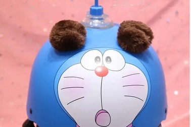 Kiếm tiền triệu từ trào lưu mũ bảo hiểm lắp chong chóng Doremon