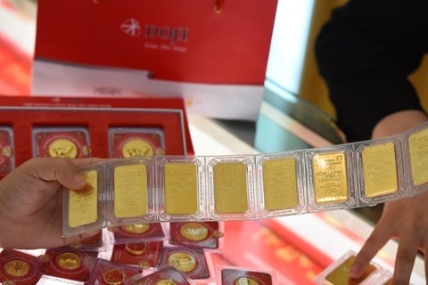 Ông Trump tuyên bố áp thuế hàng Trung Quốc, giá vàng biến động dữ dội