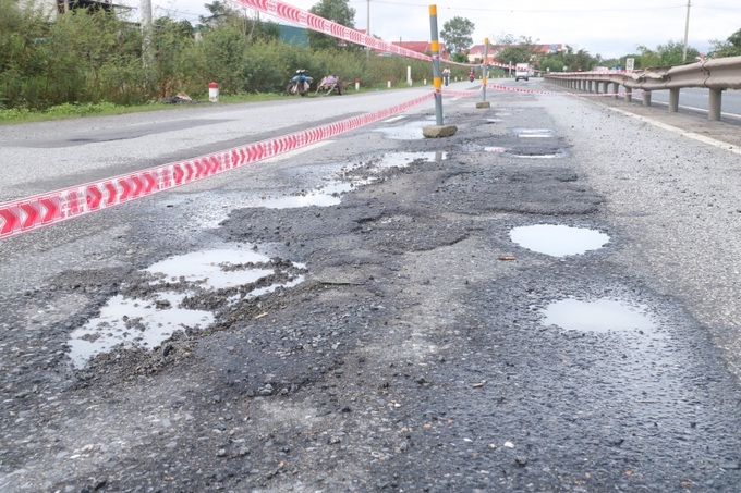 Tiếp đến là gói thầu dài nhất, với chiều dài hơn 40km (từ km 848+875 đến km 890+200), trong đó chiều dài xây dựng là 29,7km, có vốn đầu tư hơn 1.660 tỷ đồng từ nguồn vốn ngân sách, do Bộ GTVT làm chủ đầu tư.