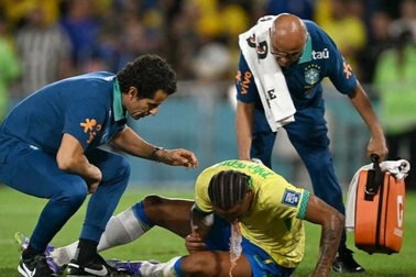 Tiền đạo Brazil gặp sự cố trên sân sau pha va chạm mạnh với đồng đội