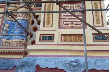 Bia cổ Quốc Học sau khi trùng tu đã gần như mới toanh