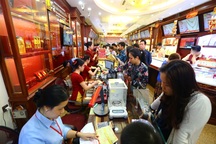 Giá vàng đồng loạt giảm sâu trước quyết định của Mỹ