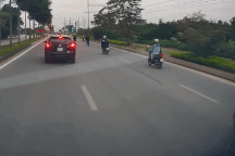 Học sinh đi xe máy kẹp ba phóng nhanh, đâm ngã người đi xe đạp