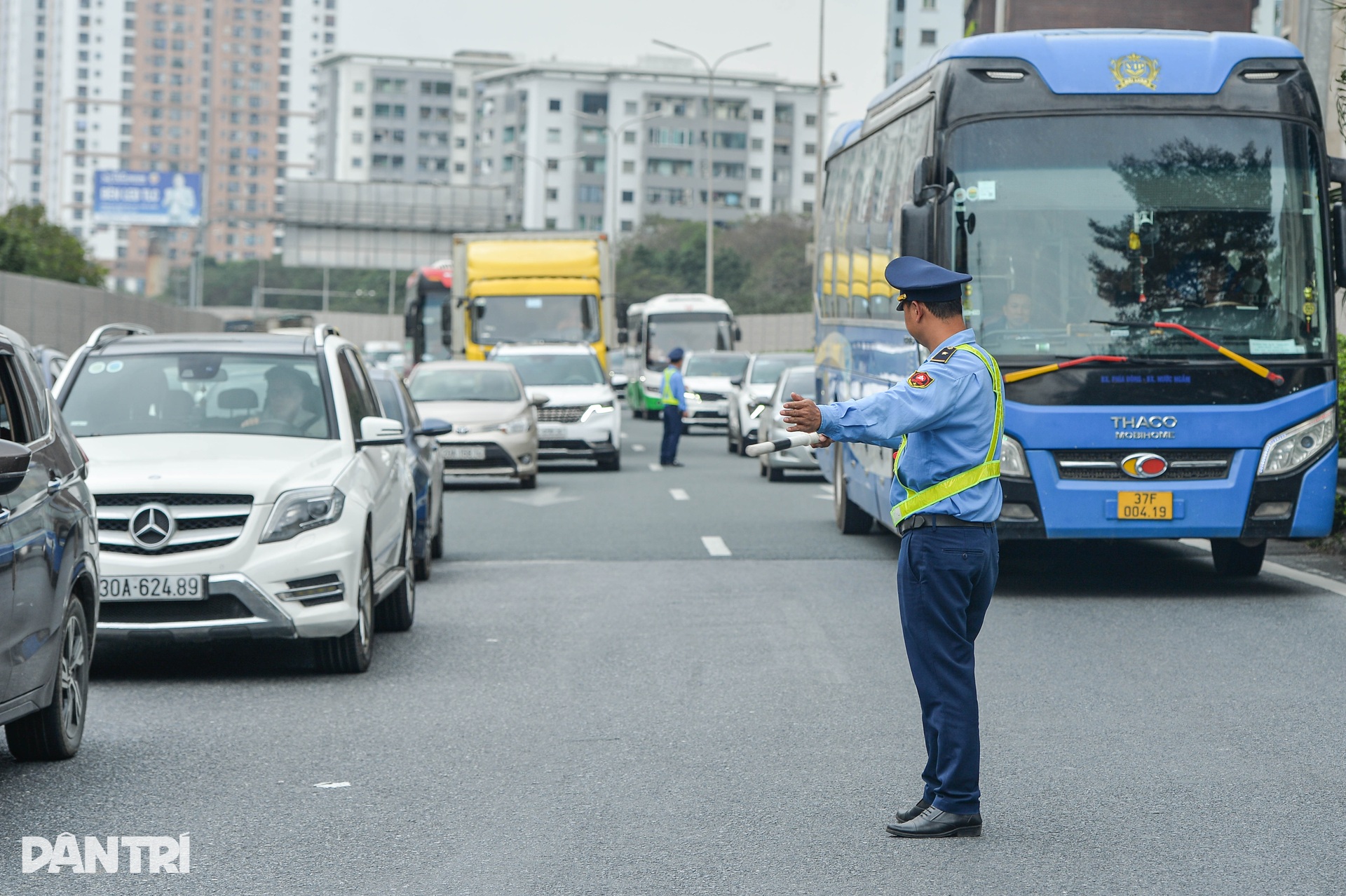 Người dân ùn ùn quay trở lại Hà Nội sau kỳ nghỉ Tết - 6 Người dân ùn ùn quay trở lại Hà Nội sau kỳ nghỉ Tết - 6