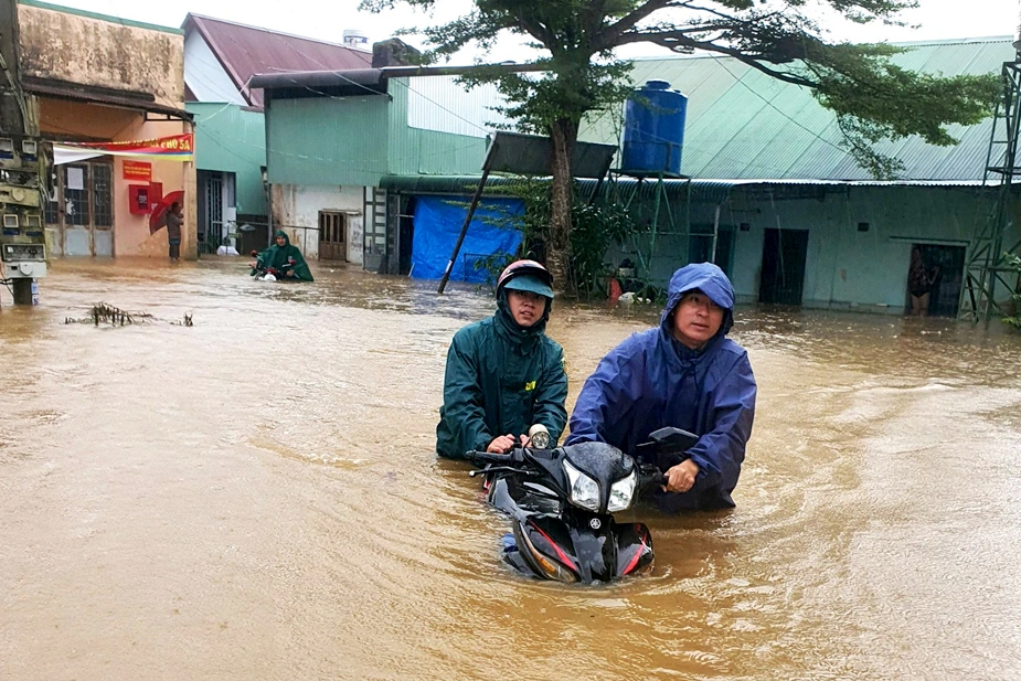 Nước cuồn cuộn đổ về TP Bảo Lộc, có nơi ngập lút xe máy - 4