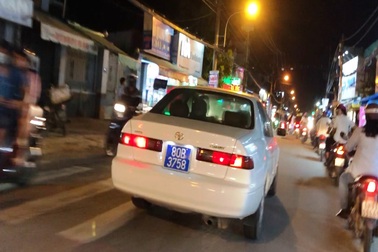 Tạm giữ ô tô biển xanh giả hú còi “vô tổ chức”