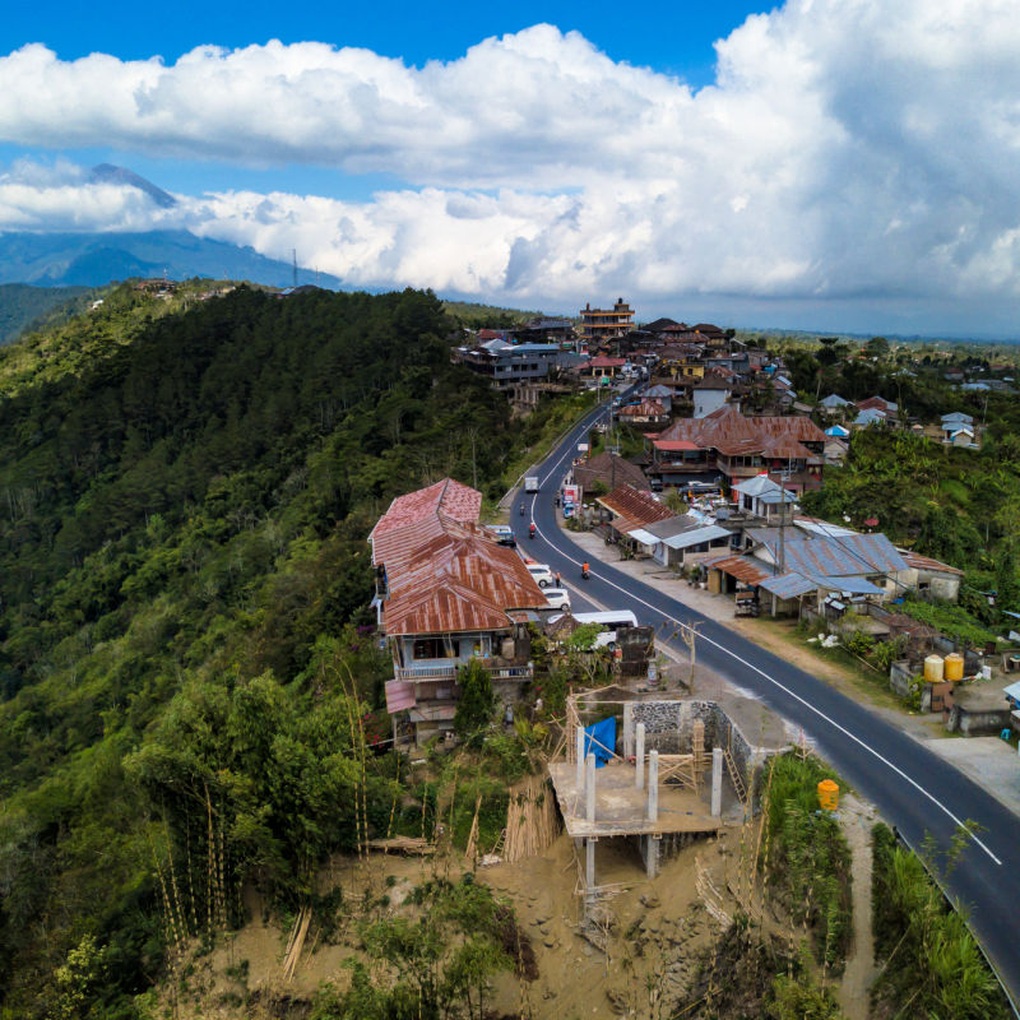 Du khách 59 tuổi văng khỏi cầu ở độ cao 10m tại Bali vì phanh xe hỏng - 2 Du khách 59 tuổi văng khỏi cầu ở độ cao 10m tại Bali vì phanh xe hỏng - 2