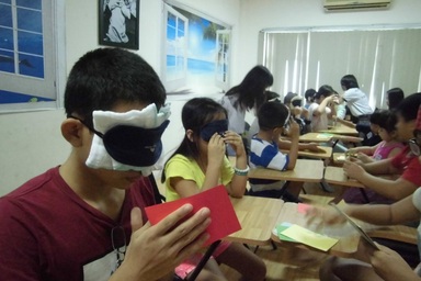Xôn xao "học kích não": Thay vì bịt mắt, chi bằng cho trẻ trải nghiệm