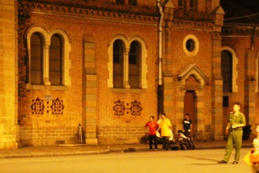 Người đàn ông cố thủ suốt 12 tiếng trong Nhà thờ Đức Bà