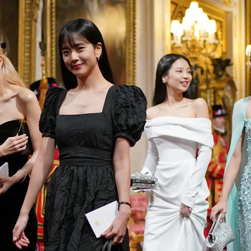 Nhóm Blackpink đã mặc gì khi đến cung điện Buckingham? - 2 Nhóm Blackpink đã mặc gì khi đến cung điện Buckingham? - 2