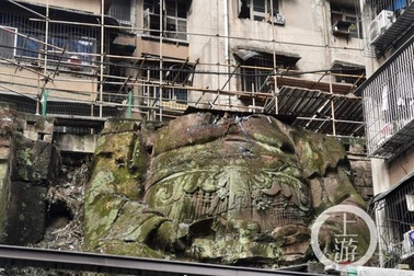 Bất ngờ phát hiện tượng Phật không đầu khổng lồ nằm bên dưới chung cư