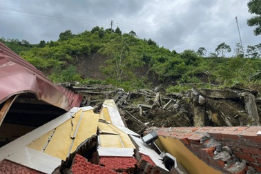 142 cô trò ở Lào Cai thoát chết nhờ kịp sơ tán trước khi quả đồi sập xuống