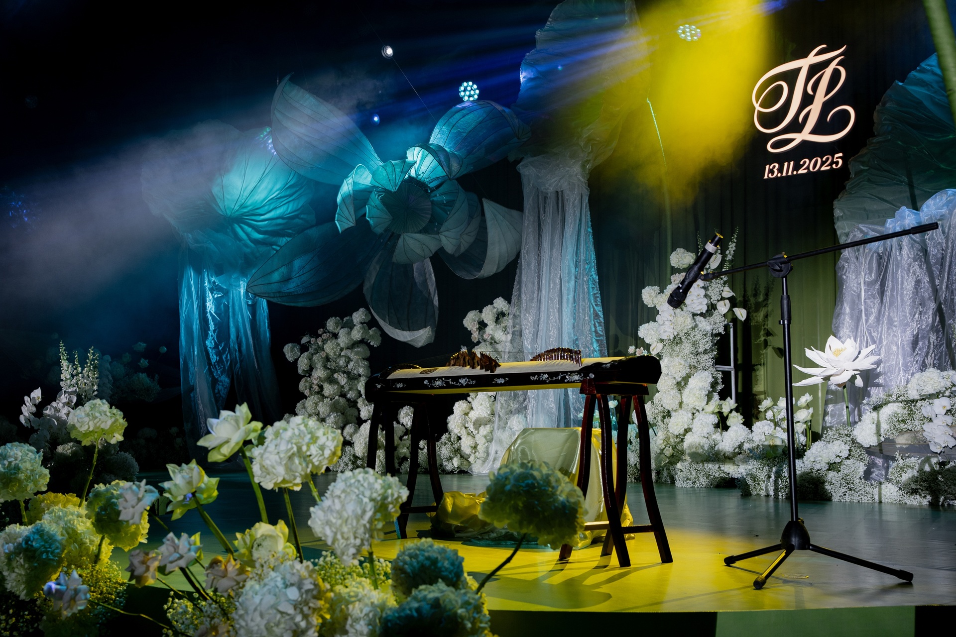 Hương Liên bật khóc bên chồng hơn 12 tuổi trong đám cưới hào môn xa hoa - 5 Hương Liên bật khóc bên chồng hơn 12 tuổi trong đám cưới hào môn xa hoa - 5