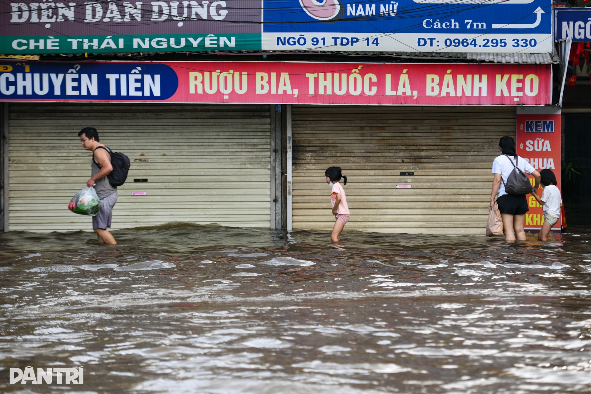 Xóm ung thư ở Hà Nội ngập sâu, bệnh nhân lội nước đi xin ngủ nhờ - 7 Xóm ung thư ở Hà Nội ngập sâu, bệnh nhân lội nước đi xin ngủ nhờ - 7