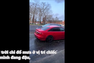 Người đàn ông bối rối vì mưa chỉ rơi xuống chỗ xe mình đang đậu