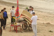 Cá voi chết dạt vào bờ, ngư dân lập đàn cúng và chôn cất