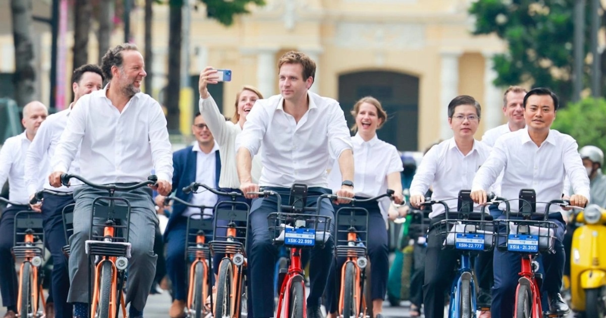 View - Phó thị trưởng TP Rotterdam thực địa dự án chống ngập tại Thủ Đức | Báo Dân trí