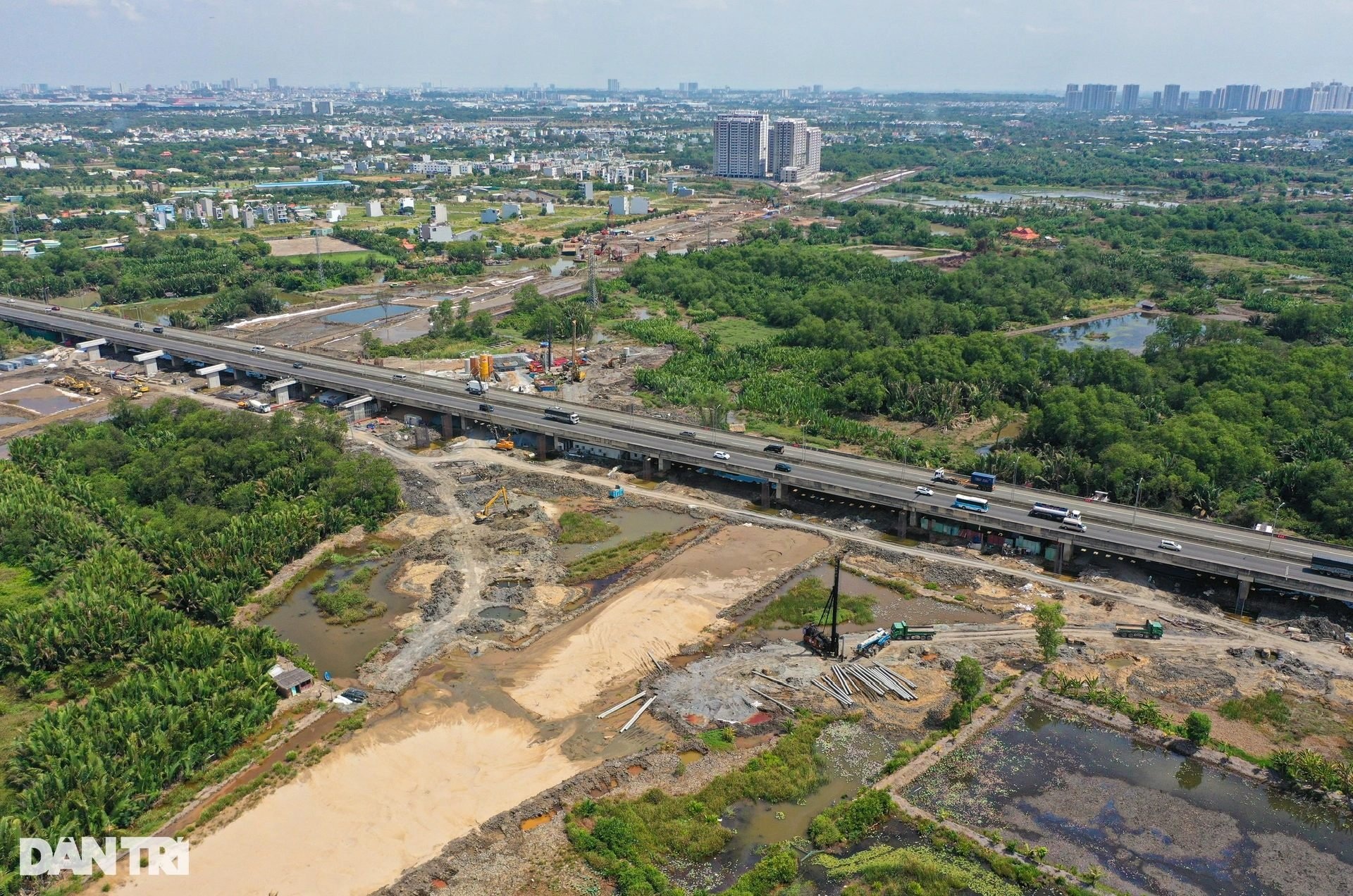 Chi chít nhà, cột điện giữa công trường Vành đai 3 TPHCM đoạn qua Đồng Nai - 12 Chi chít nhà, cột điện giữa công trường Vành đai 3 TPHCM đoạn qua Đồng Nai - 12