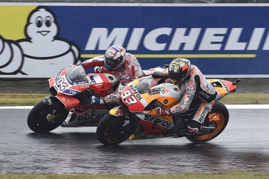 Rossi "đo đường" trong ngày Ducati đánh bại Honda