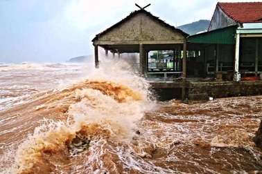 Nước biển dâng cao đột ngột, nhiều vùng ngập nặng