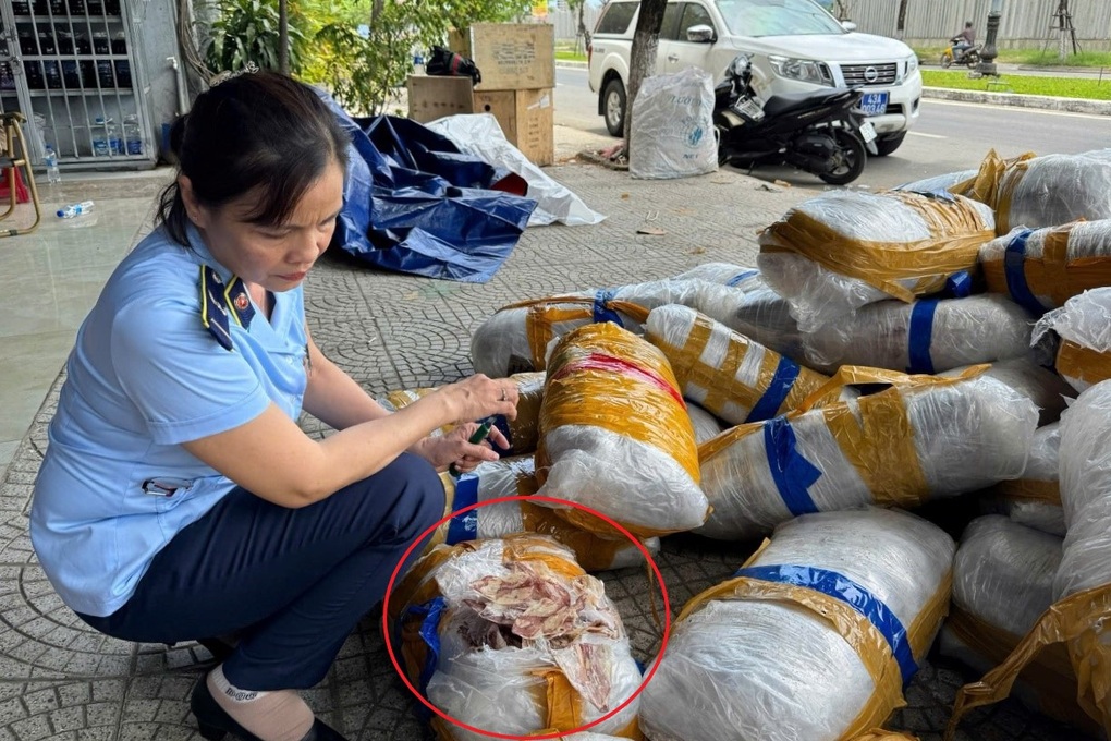 700kg mực khô vô chủ bốc mùi trên vỉa hè Đà Nẵng - 1 700kg mực khô vô chủ bốc mùi trên vỉa hè Đà Nẵng - 1