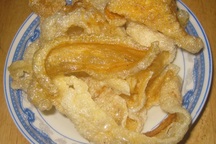 Nhà giàu Việt ăn đồ độc lạ: Chi tiền triệu mua da cá mập khô làm gỏi