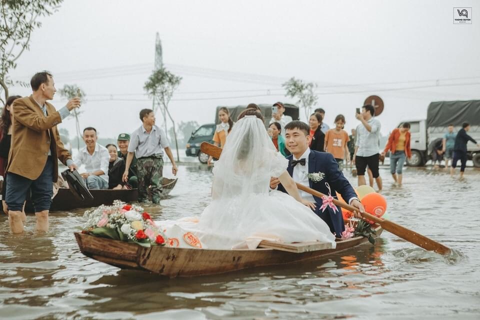 Thích thú ảnh cưới vượt lũ nhưng... vẫn vui của cặp đôi ở Hà Tĩnh - 2 Thích thú ảnh cưới vượt lũ nhưng... vẫn vui của cặp đôi ở Hà Tĩnh - 2