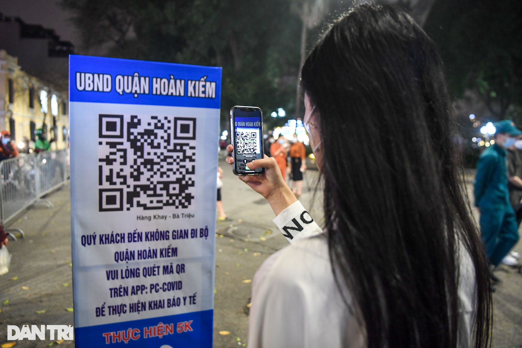 Hàng nghìn người đổ về phố đi bộ, hồ Gươm đông vui trở lại dịp cuối tuần - 5 Hàng nghìn người đổ về phố đi bộ, hồ Gươm đông vui trở lại dịp cuối tuần - 5