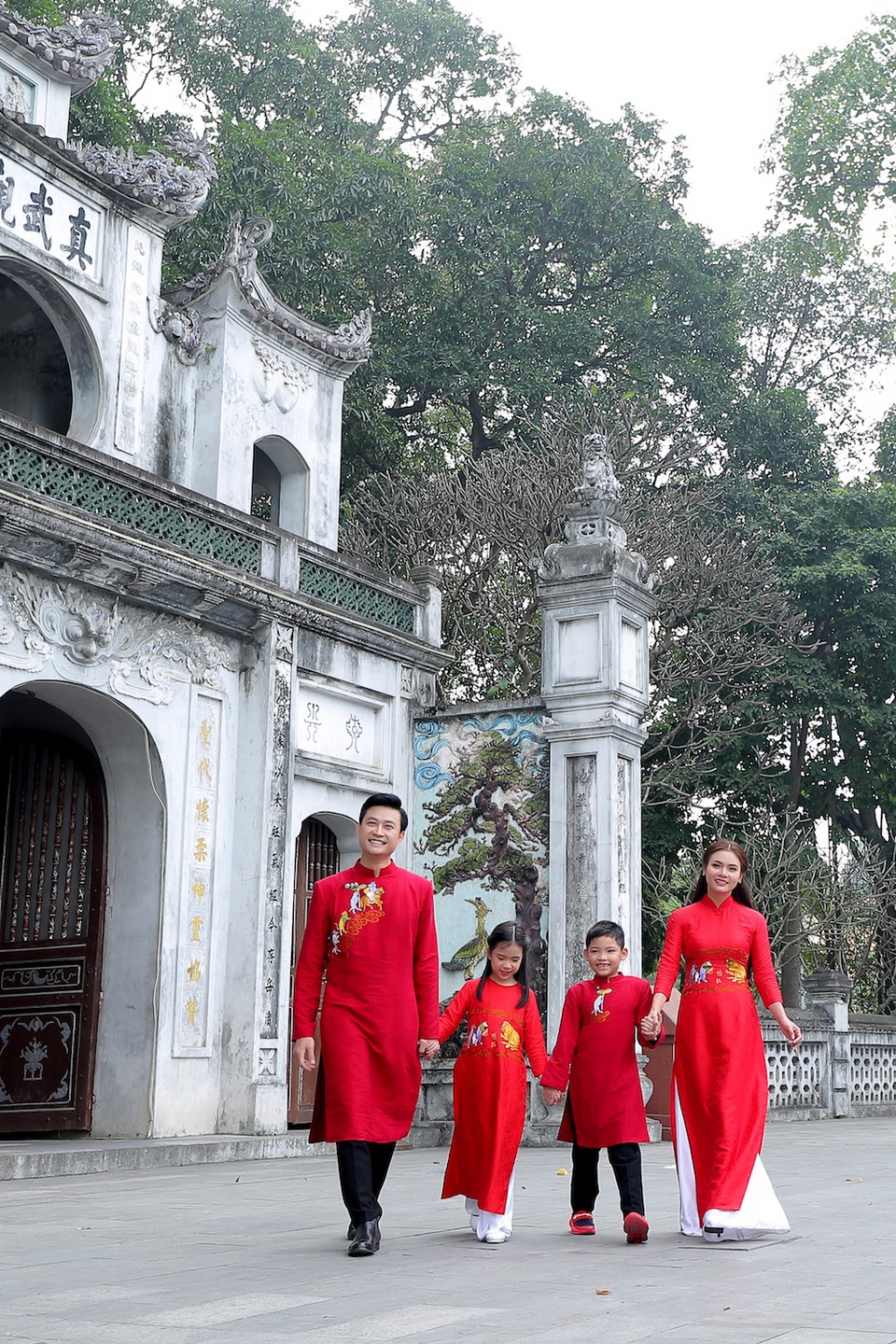 Nam diễn viên “Về nhà đi con” khiến Phạm Phương Thảo toát mồ hôi trong MV Tết - 1 Nam diễn viên “Về nhà đi con” khiến Phạm Phương Thảo toát mồ hôi trong MV Tết - 1