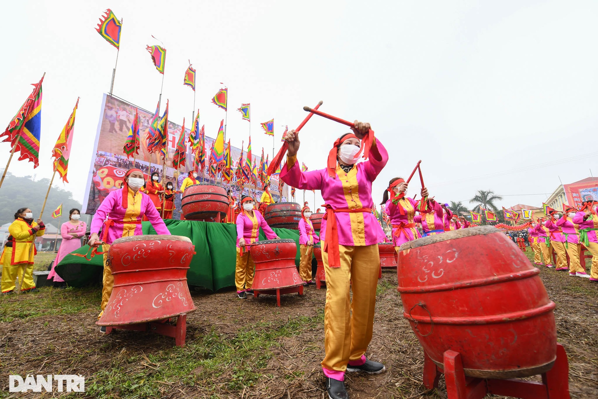 Chủ tịch nước lội ruộng, dắt trâu đi cày đầu năm ở lễ hội Tịch điền - 8 Chủ tịch nước lội ruộng, dắt trâu đi cày đầu năm ở lễ hội Tịch điền - 8