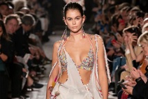 Kaia Gerber - ngôi sao Gen Z tiếp nối hào quang từ người mẹ siêu mẫu