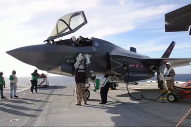 Chiến đấu cơ tàng hình F-35 cất cánh từ tàu đổ bộ tấn công của Mỹ