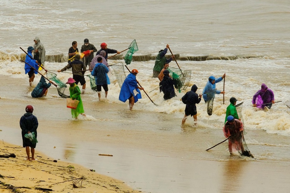 Hàng trăm người dân dầm mưa rét, cướp sóng vớt lộc trời - 1 Hàng trăm người dân dầm mưa rét, cướp sóng vớt lộc trời - 1