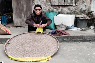 Thương cụ bà hỏng mắt, sống đơn thân, ước sửa lại nhà sắp đổ trước mùa bão