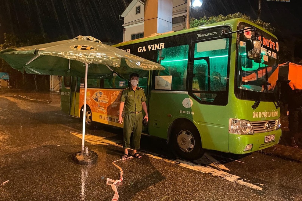 Hà Tĩnh: Hàng trăm chiến sĩ dầm mình trong mưa bão để canh dịch - 11