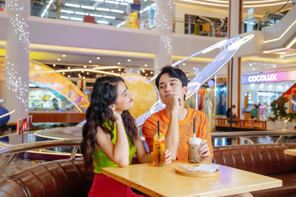 Giới trẻ đổ về trung tâm thương mại tận hưởng ăn - chơi - sắm ngày Valentine - 2 Giới trẻ đổ về trung tâm thương mại tận hưởng ăn - chơi - sắm ngày Valentine - 2