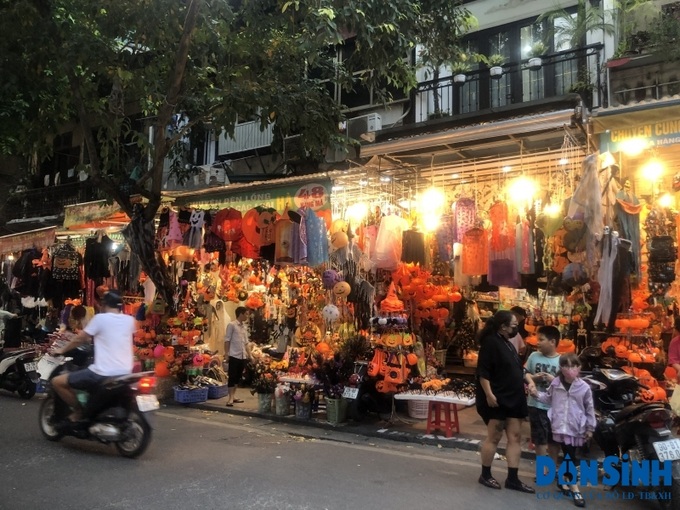 Thời điểm này phố Hàng Mã rợp sắc màu Halloween.