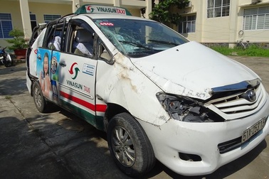 Bắt nhóm thanh niên cướp taxi giữa đêm