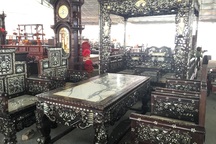 Đại gia phát thèm với bộ bàn ghế sang chảnh có long sàng như vua chúa